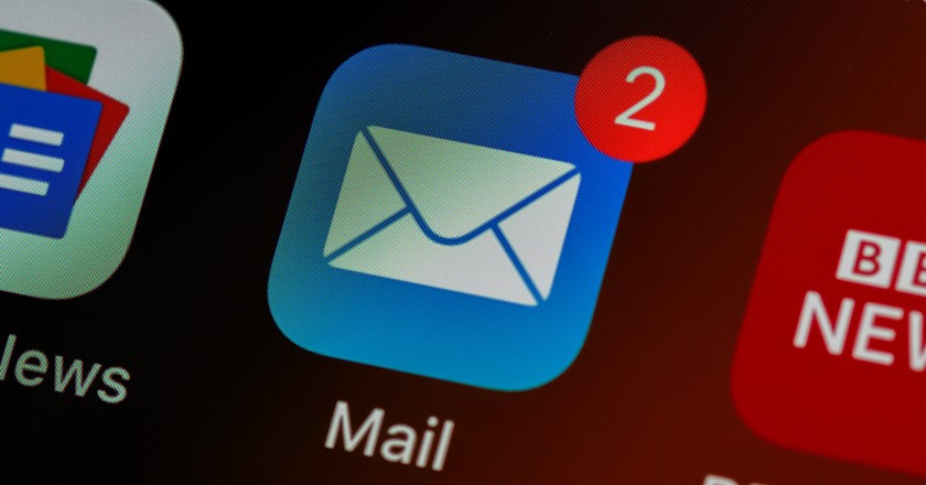a mail app icon, showing new emails to read